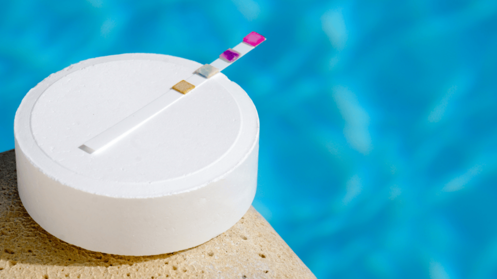 Piscina con una pastilla de cloro