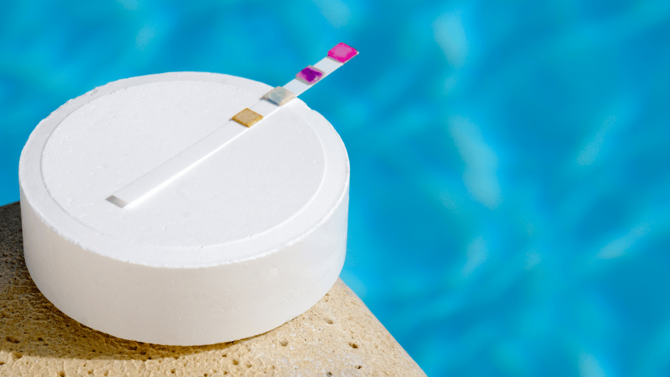 Piscina con una pastilla de cloro